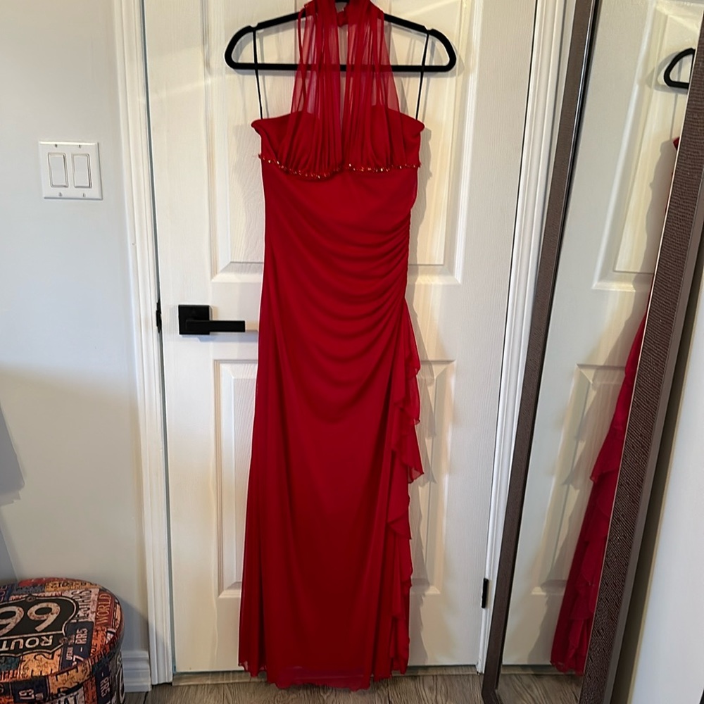 Chic Scarlet Backless Evening Gown